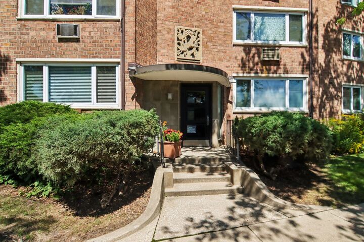 Property Photo:  1922 W Norwood Street Gb  IL 60660 