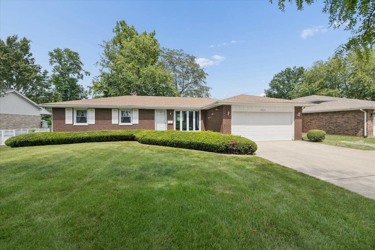Property Photo:  2021 Glenwood Avenue  IL 60435 