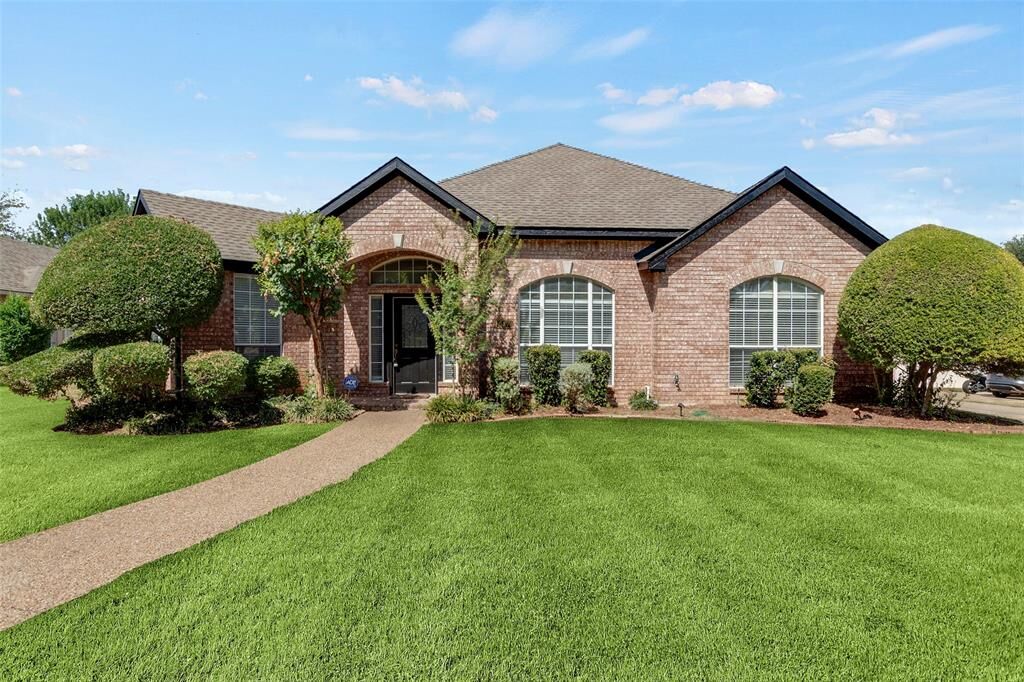 Property Photo:  517 Quick Silver Drive  TX 75115 
