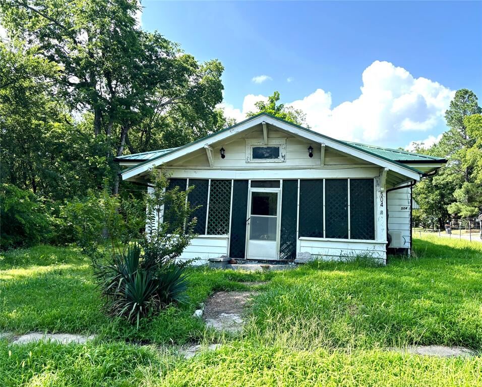 Property Photo:  504 Brown Avenue  TX 75460 