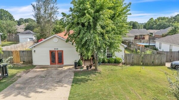 Property Photo:  1006 E Longview Drive  AR 72756 