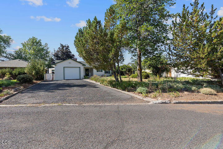 Property Photo:  598 NE Ochoco Avenue  OR 97754 