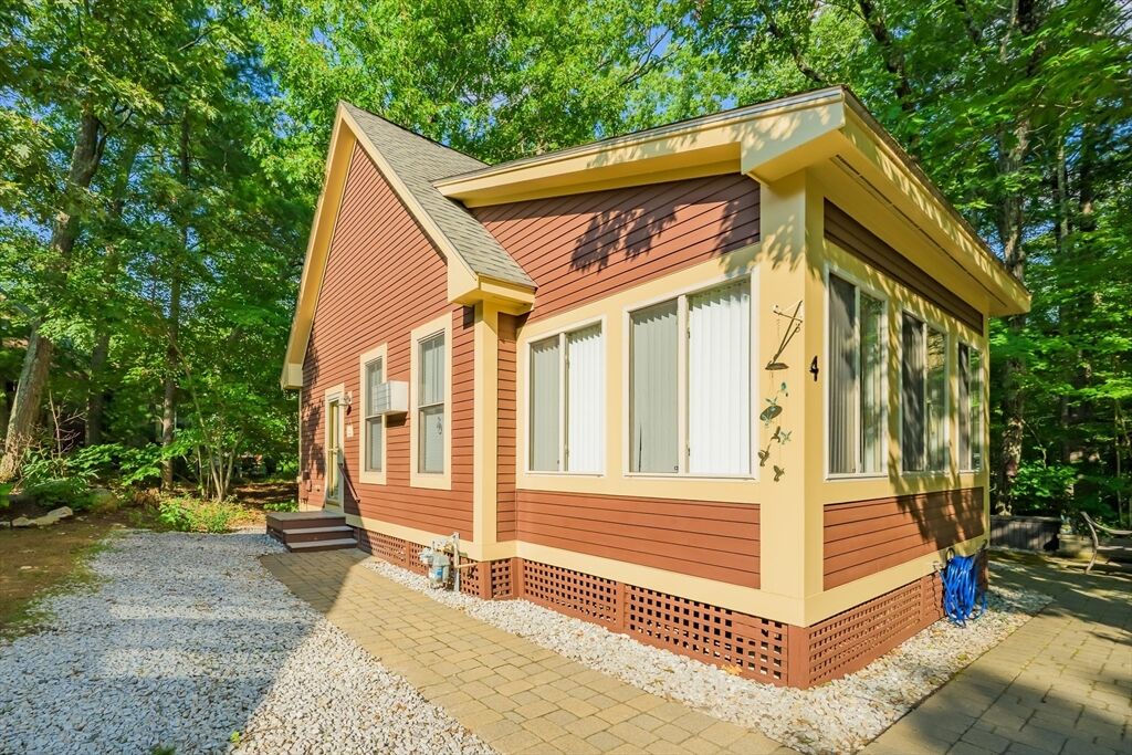 Property Photo:  4 Acorn Ln 4  MA 01886 
