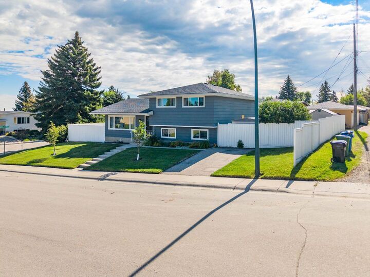 Property Photo: 1004 Huntercove Place NW AB T2K 4S3
