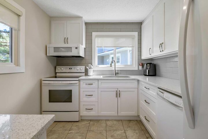 Property Photo: 200 Shawnessy Drive SW 76 AB T2Y 1G8