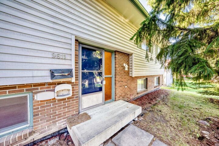 Property Photo:  9611 24 Street SW  AB T2V 4L2 