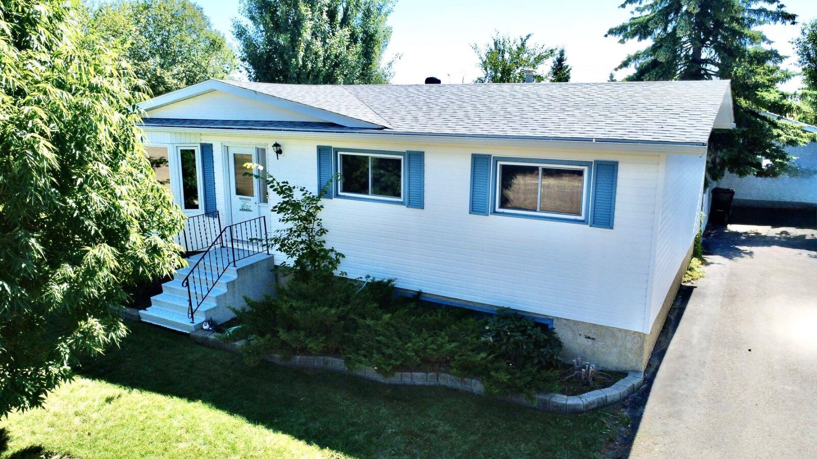 Property Photo:  305 7 Avenue E  AB T0J 2J0 