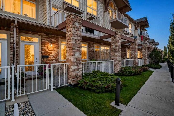 Property Photo:  140 Rockyledge View NW 2  AB T3G 5Y4 