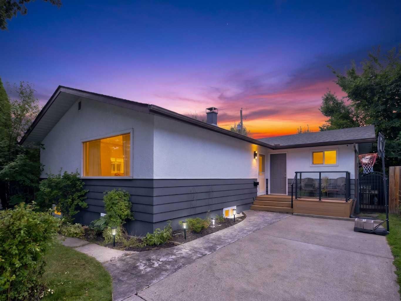 Property Photo:  15 Hamlet Road SW  AB T2V 3C9 