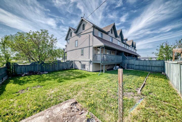 Property Photo: 401 6 Street 8 AB T0M 0G0
