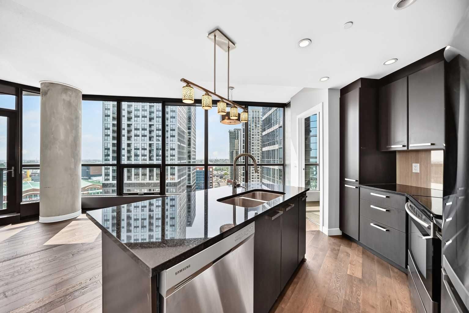 Property Photo: 225 11 Avenue SE 1806 AB T2G 0G3