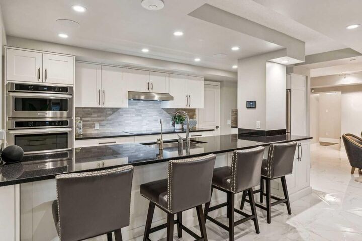 Property Photo: 400 Eau Claire Avenue SW 8203 AB T2P 4X2