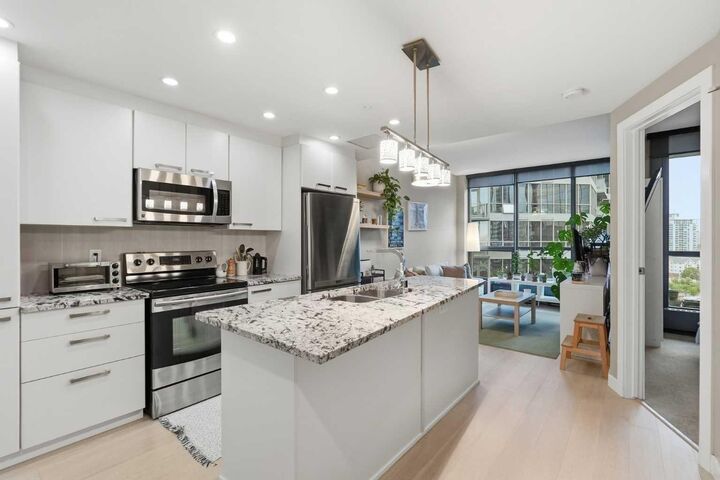 Property Photo: 225 11 Avenue SE 1107 AB T2G 0G3