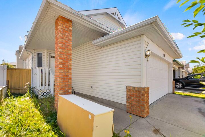 Property Photo: 139 Los Alamos Place NE AB T1Y 7J3