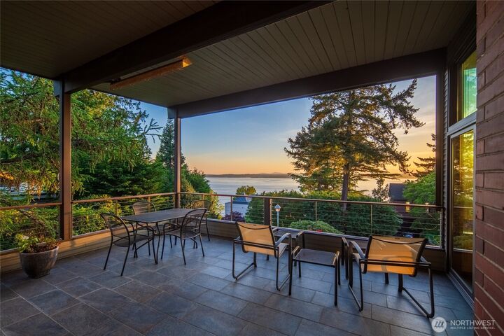 Property Photo:  3201  Magnolia Boulevard W  WA 98199 