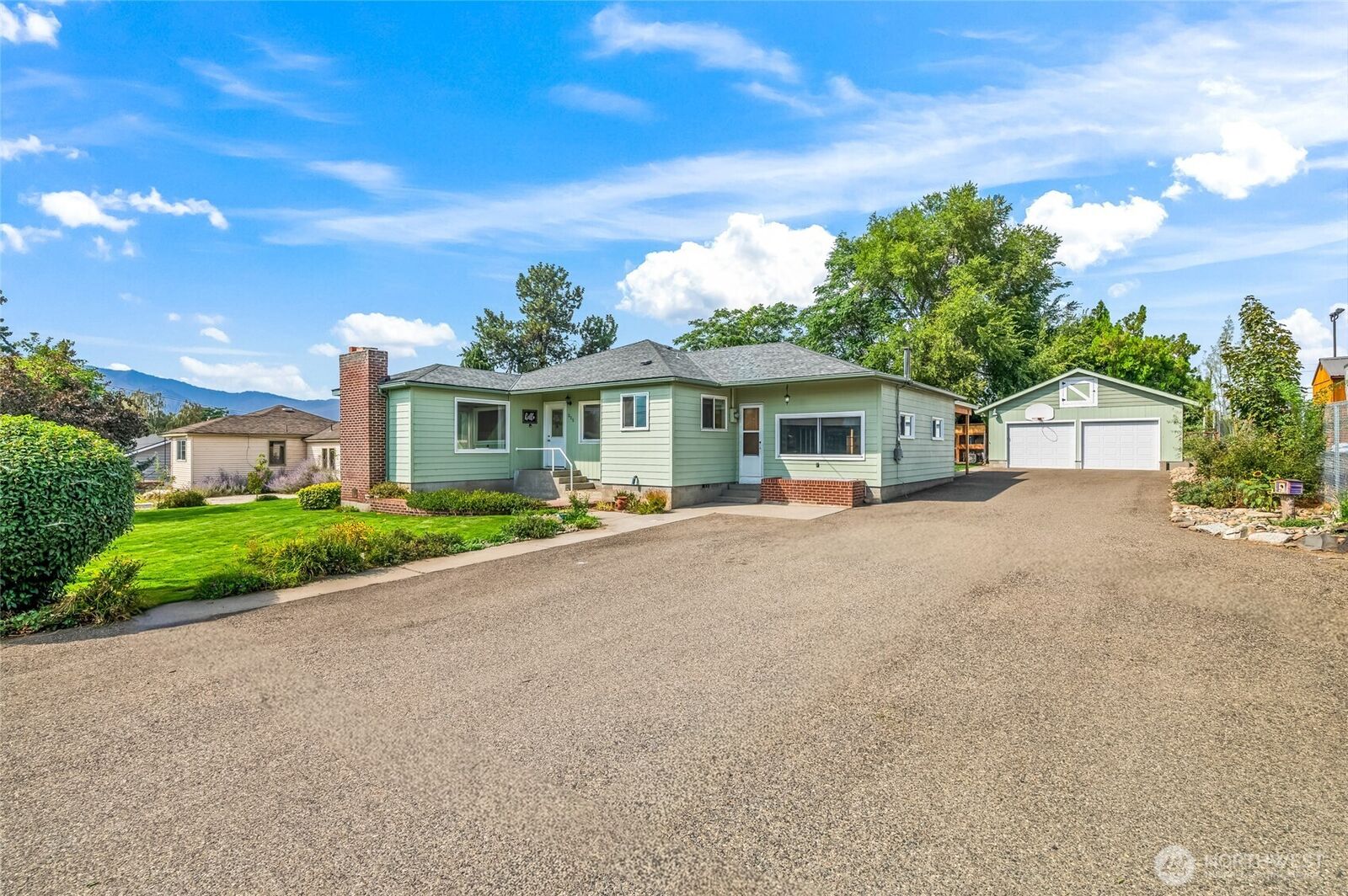 Property Photo: 225 SE 1st Street WA 98802