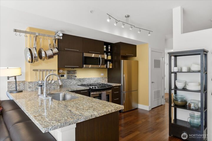 Property Photo:  2911  2nd Avenue 517  WA 98121 