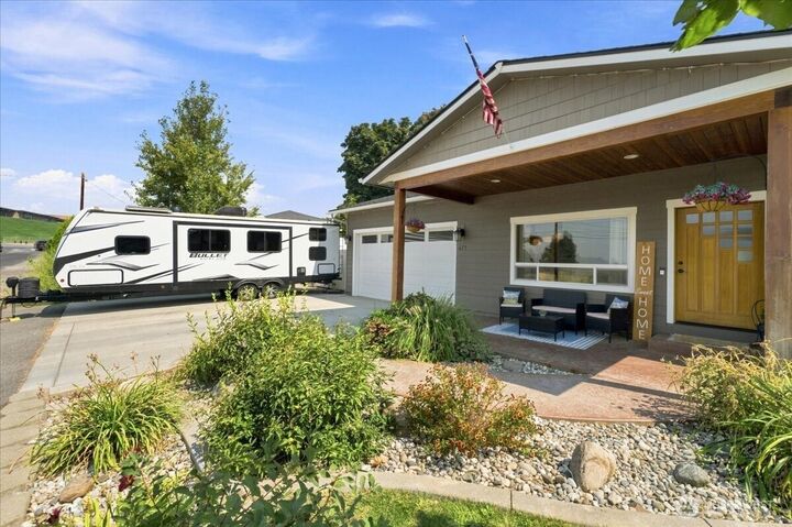Property Photo: 471 N Iowa Avenue WA 98802