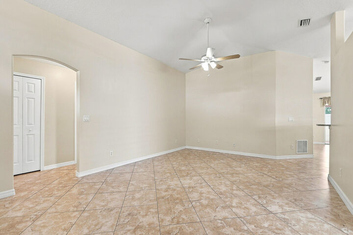 Property Photo: 815 Greenleaf Circle FL 32960