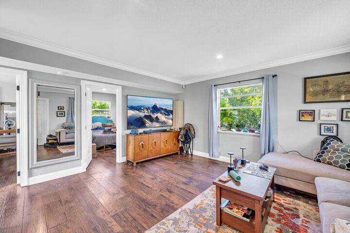 Property Photo:  811 NE 14th Place  FL 33304 