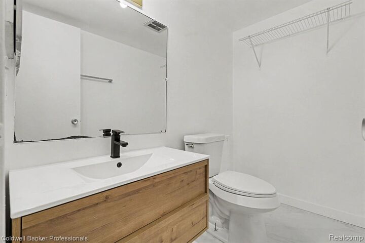 Property Photo: 207 Ballard St Street 101 MI 48197