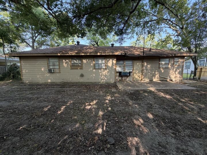 Property Photo: 1810 N 11th St TX 77630