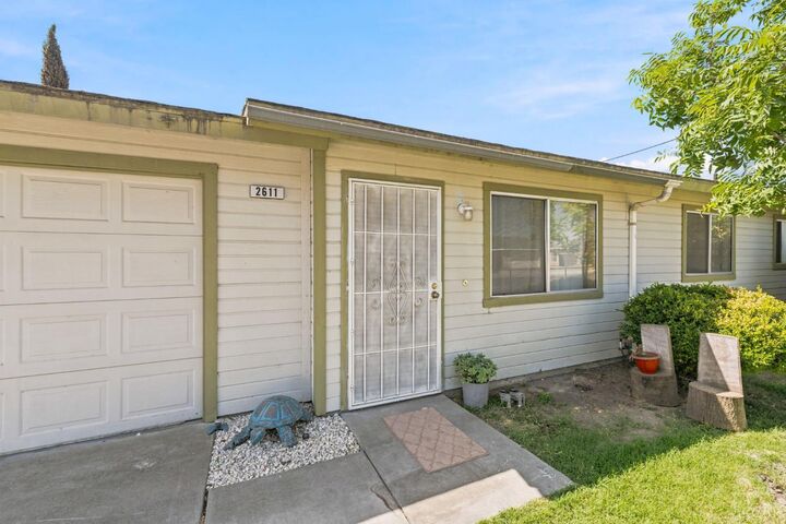 Property Photo:  2611 Hanna Avenue  CA 93212 