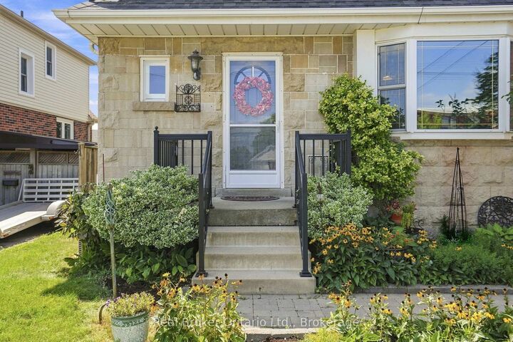 Property Photo:  2210 King Street E  ON L8K 1W6 