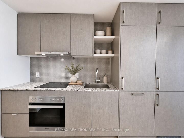 Property Photo: 100 Harbour Street 5806 ON M5J 1B7