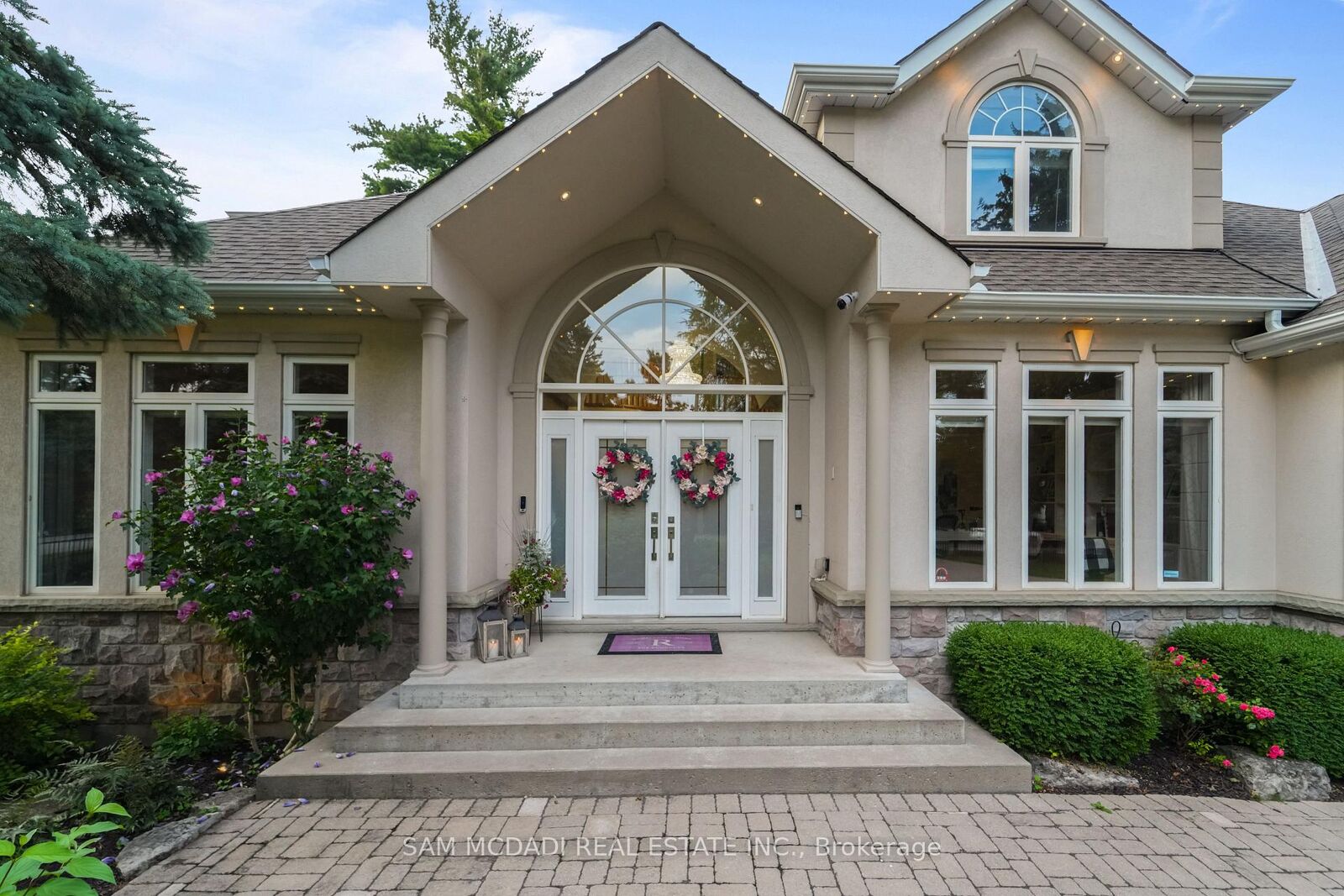 Property Photo: 527 Meadow Wood Road ON L5J 2S4