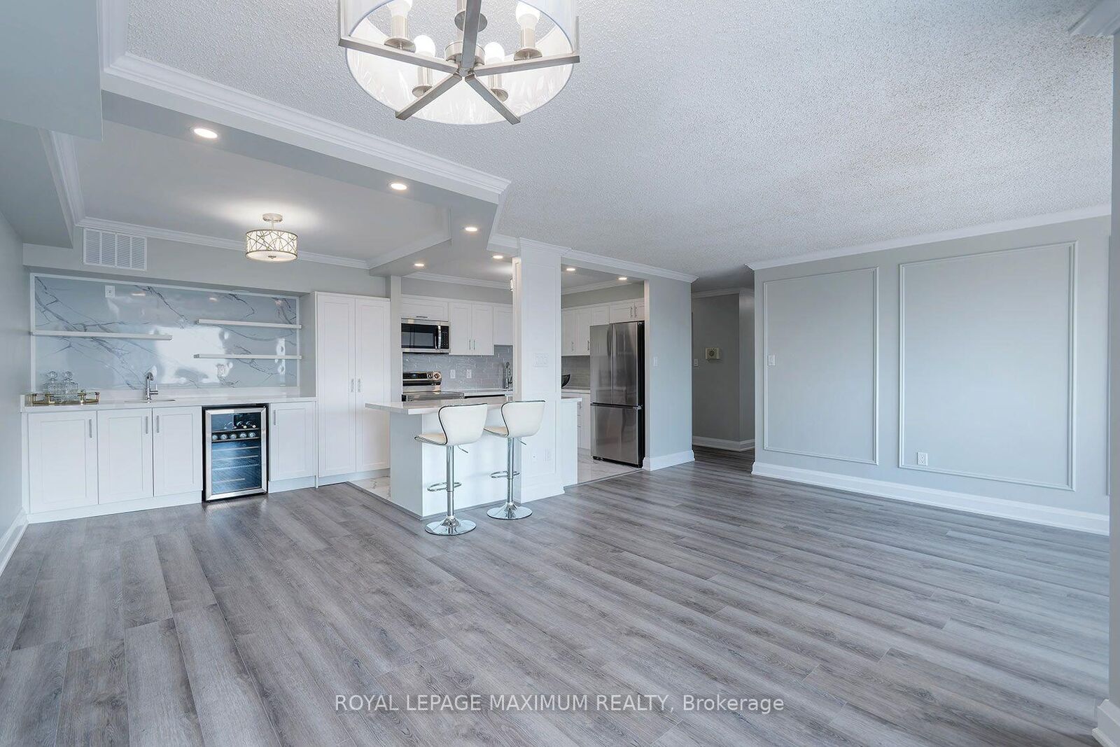Property Photo: 50 Elm Drive E 1205 ON L5A 3X2