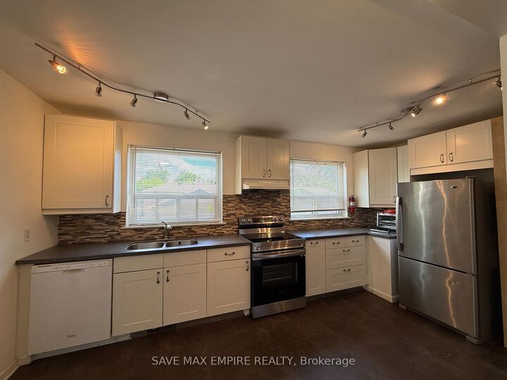 Property Photo:  1560 Sandgate Crescent  ON L5J 2E5 