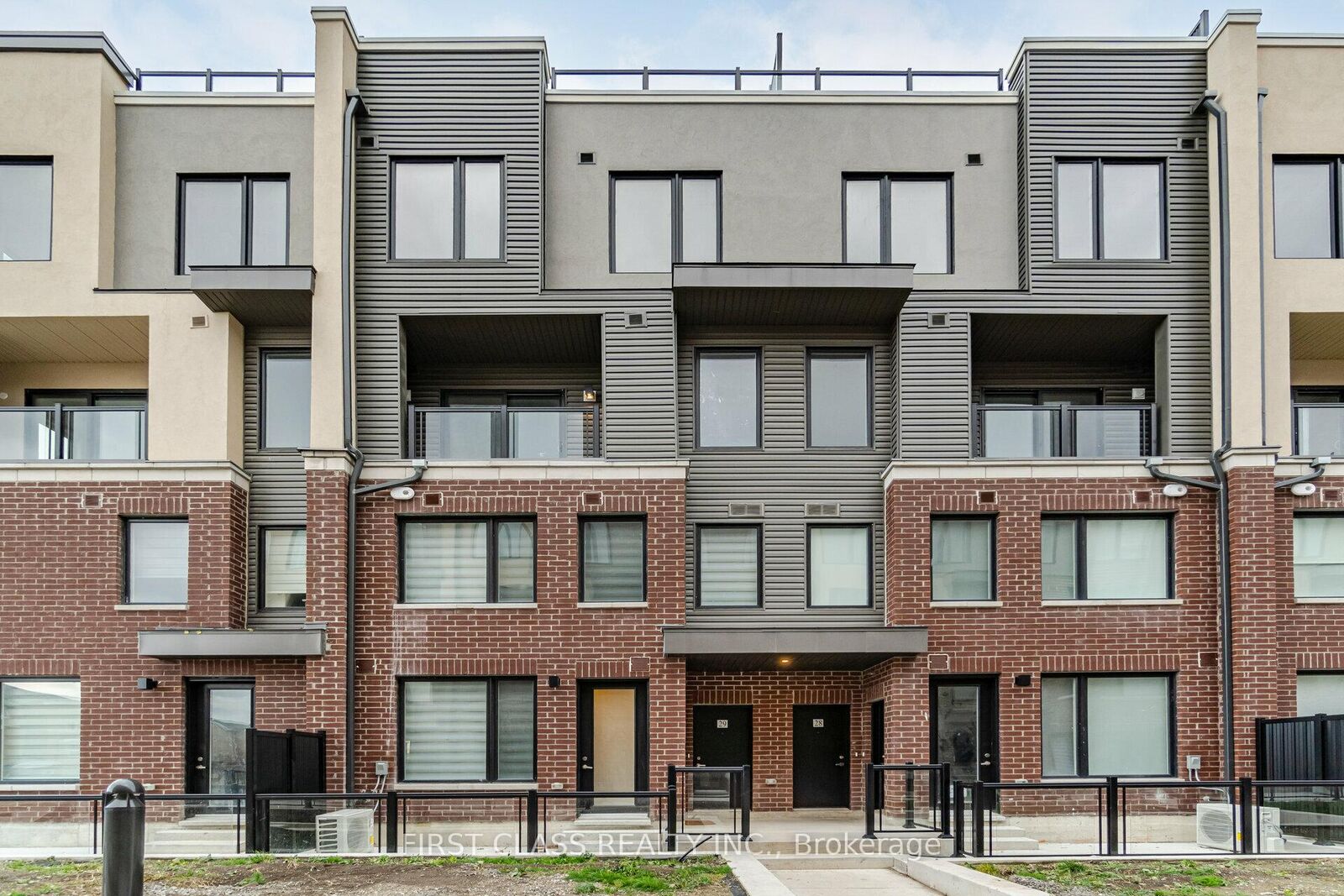 Property Photo: 3405 Ridgeway Drive 30 ON L5L 5T3