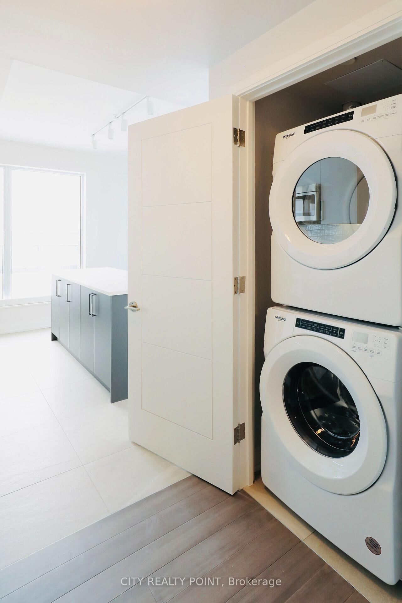 Property Photo:  2525 Bathurst Street 909  ON M6B 2Y9 