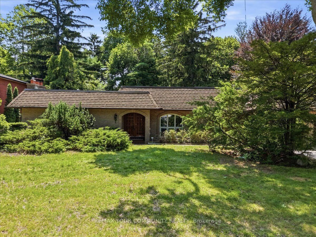 Property Photo: 1528 Knareswood Drive ON L5H 2M1