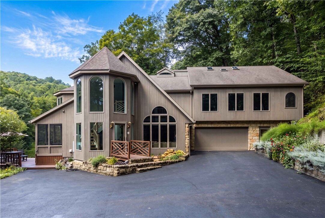 Property Photo: 207 Youngstown Ridge Rd PA 15658