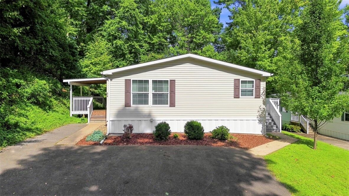 Property Photo:  34 Yew Ct  PA 16066 