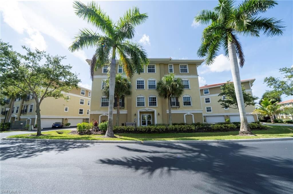 Property Photo:  10041 Lake Cove Dr 202  FL 33908 