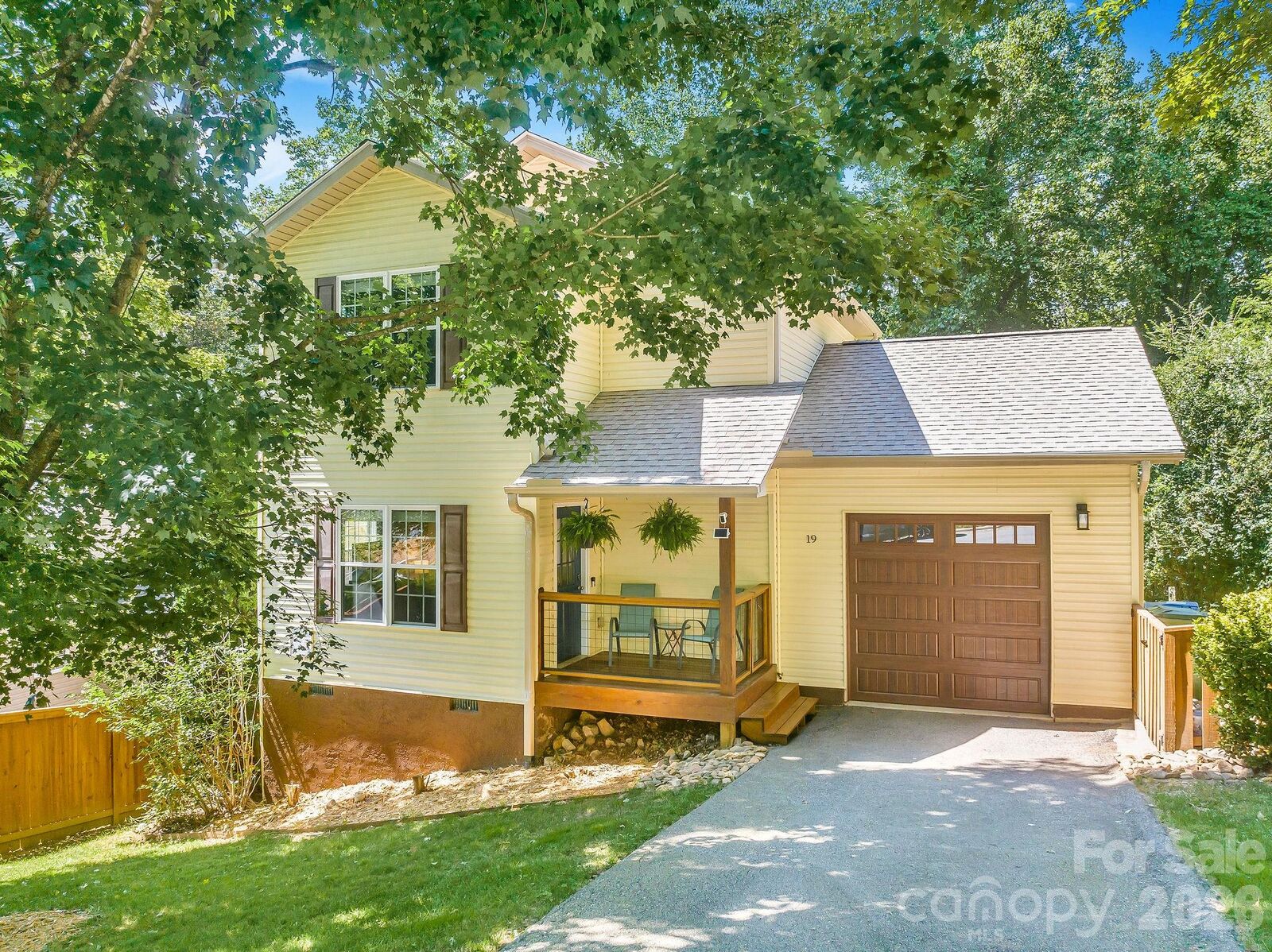 Property Photo:  19 Oakcrest Place  NC 28806 