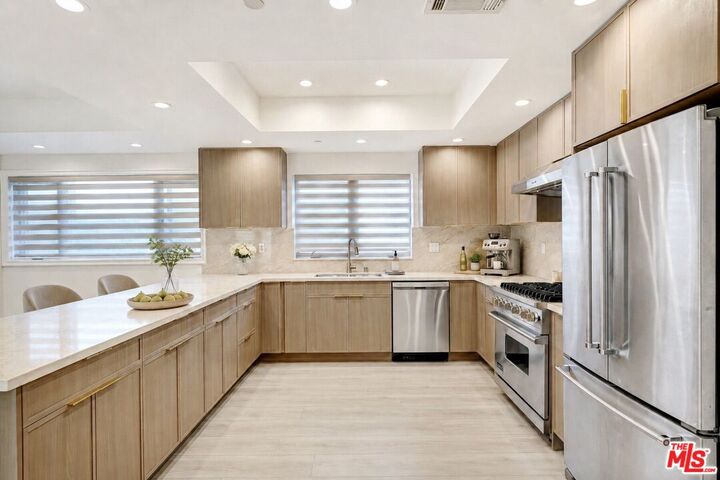 Property Photo:  927 S Wooster St, Unit 2  CA 90035 