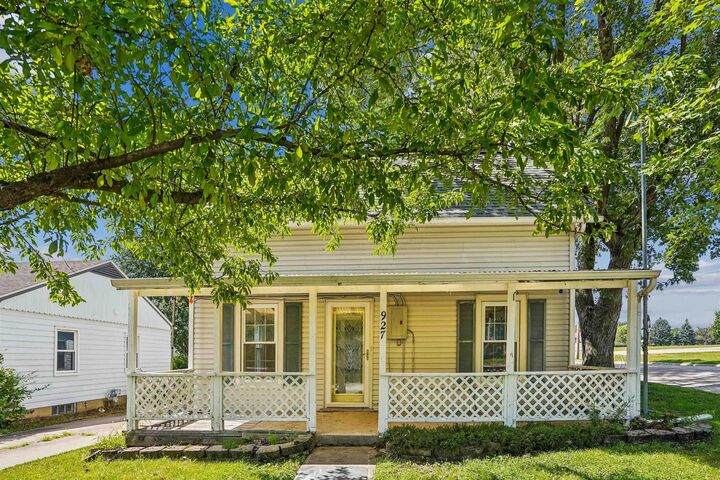 Property Photo:  927 NW 2nd Street  IA 50677 