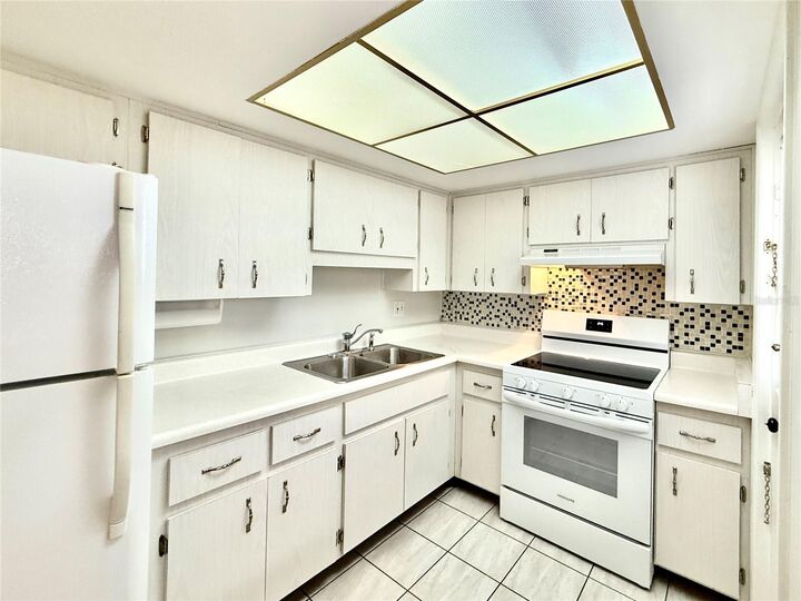 Property Photo:  6105 Coral Way  FL 34207 