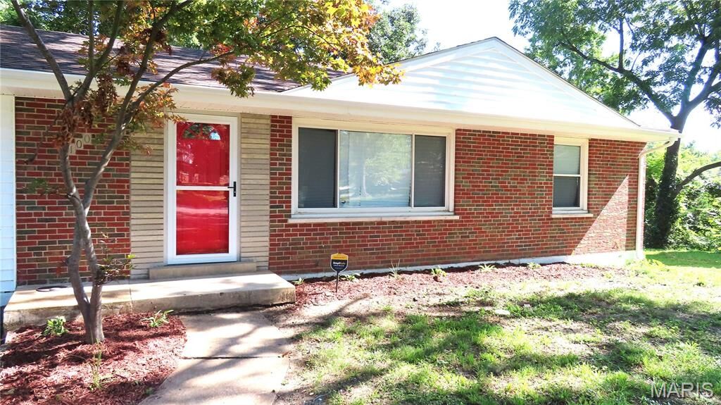 Property Photo:  100 Florwood Court  MO 63135 