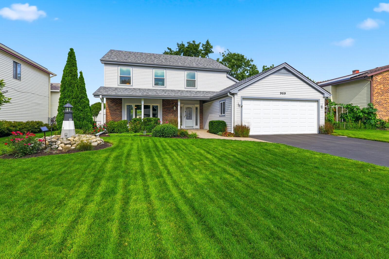 Property Photo:  969 E Castlewood Lane  IL 60103 