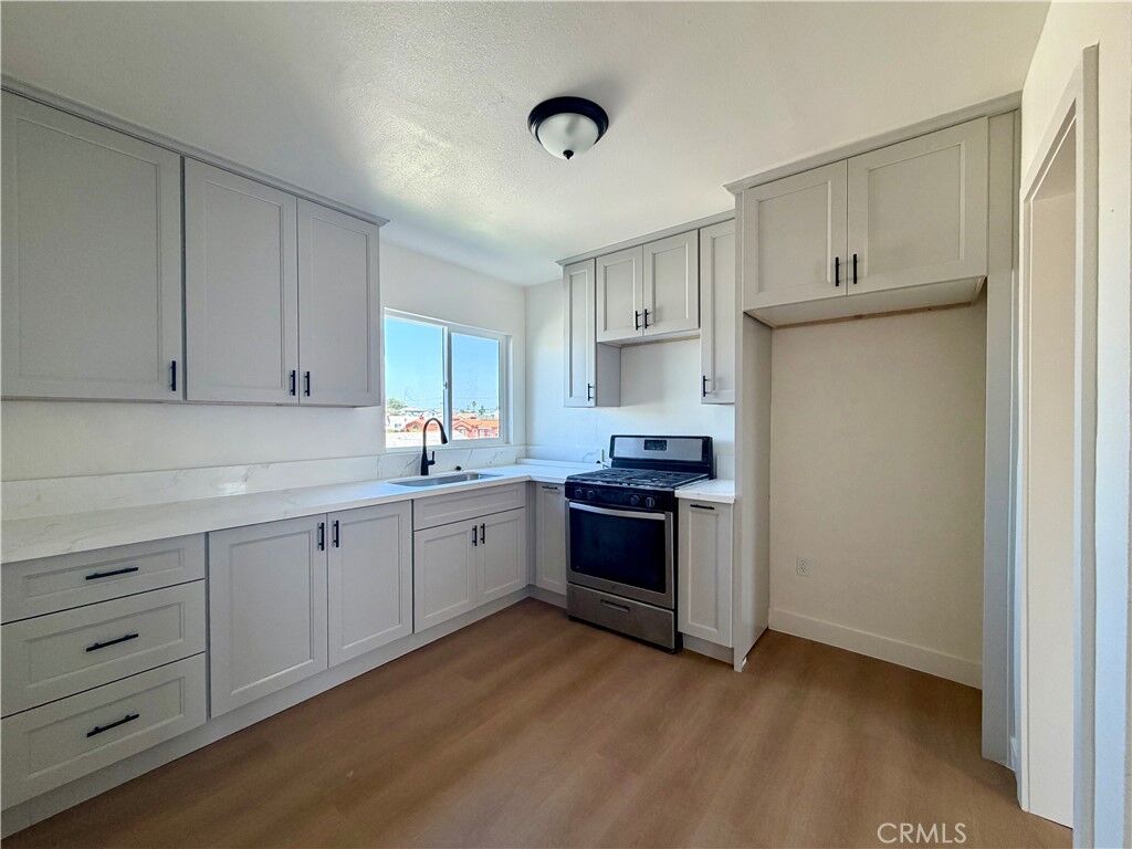 Property Photo:  1426 1/2 W 83rd  CA 90047 