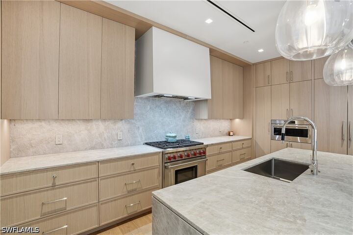 Property Photo:  2020 Gulf Shore Boulevard N Ph-402W  FL 34102 