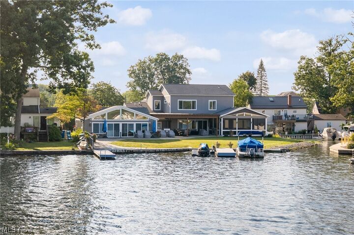 Property Photo:  211 Oak Grove Drive  OH 44319 