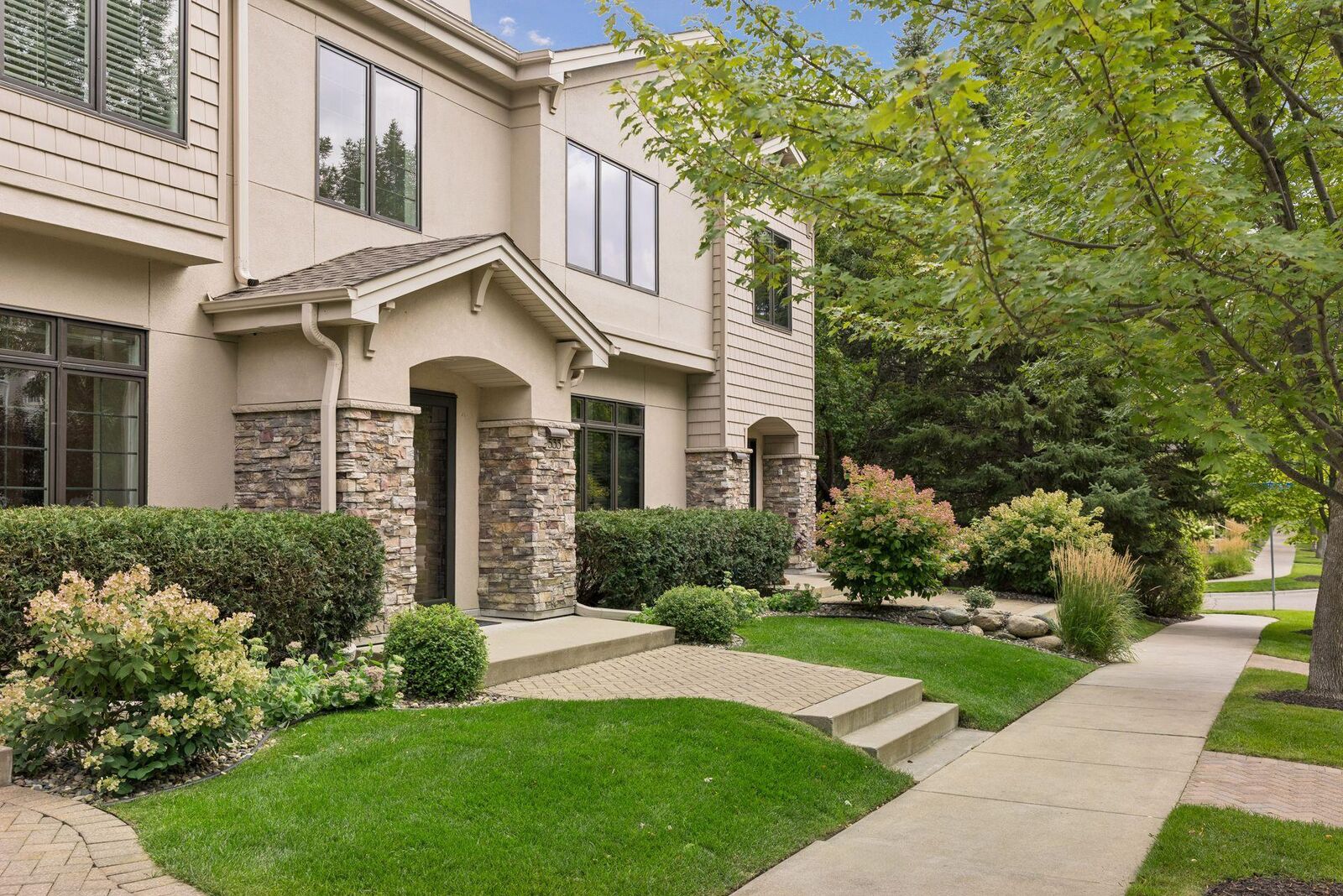 Property Photo:  533 Willoughby Way W  MN 55305 