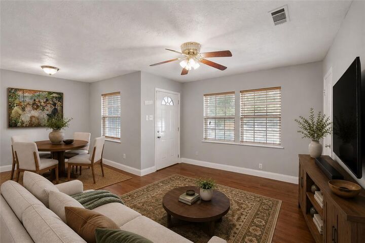 Property Photo:  1304 E Lovers Lane  TX 76010 