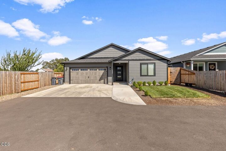 Property Photo: 1880 Aster Street OR 97501